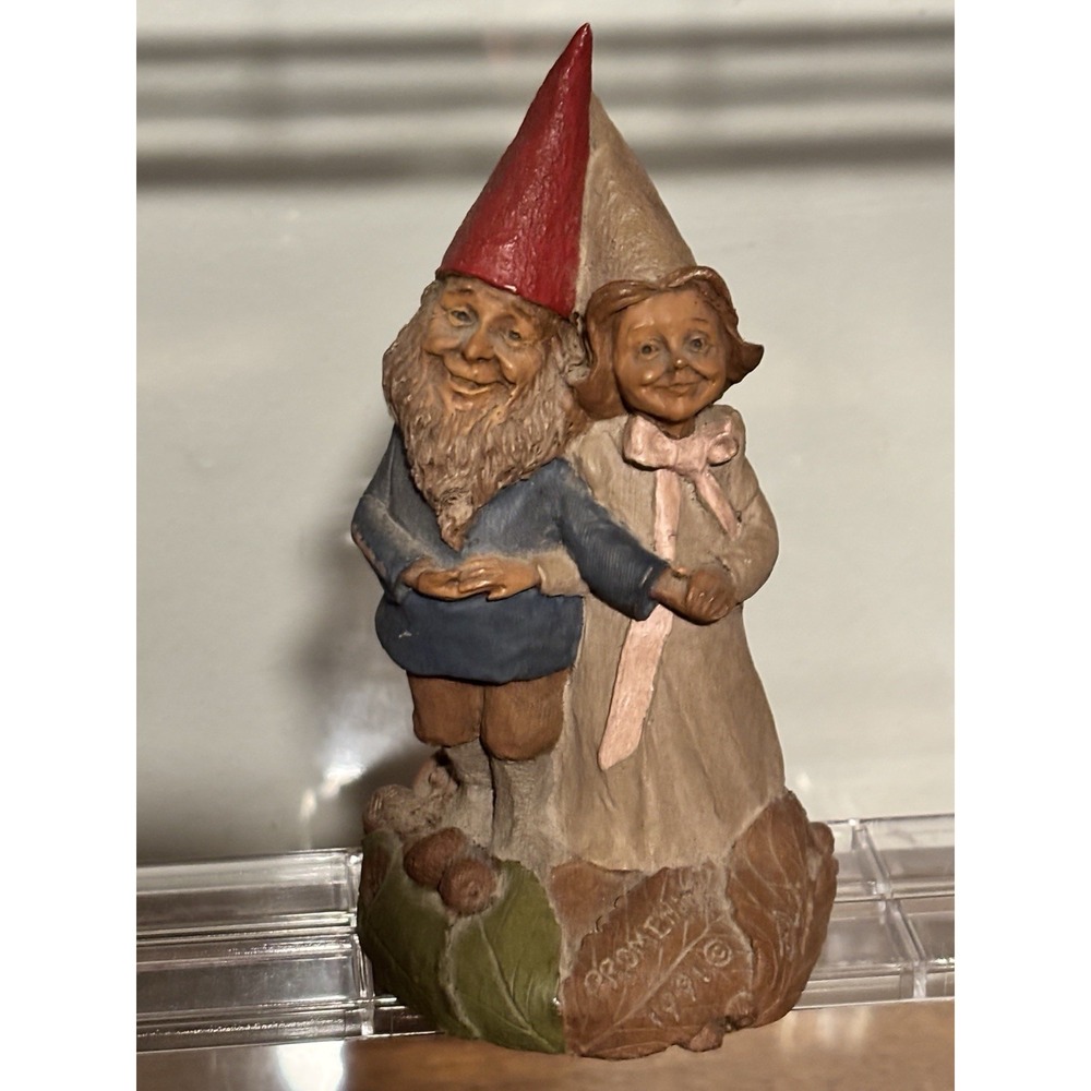 Tom Clark "Promenade" gnome, a retired 1991 Cairn Studios piece.